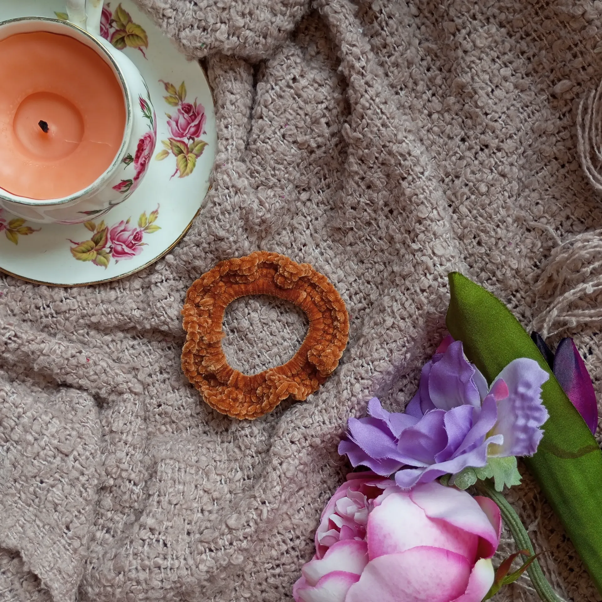 gehaakte bruine scrunchie