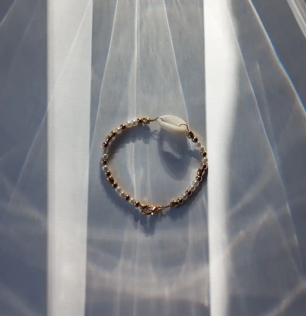 goud en witte schelp